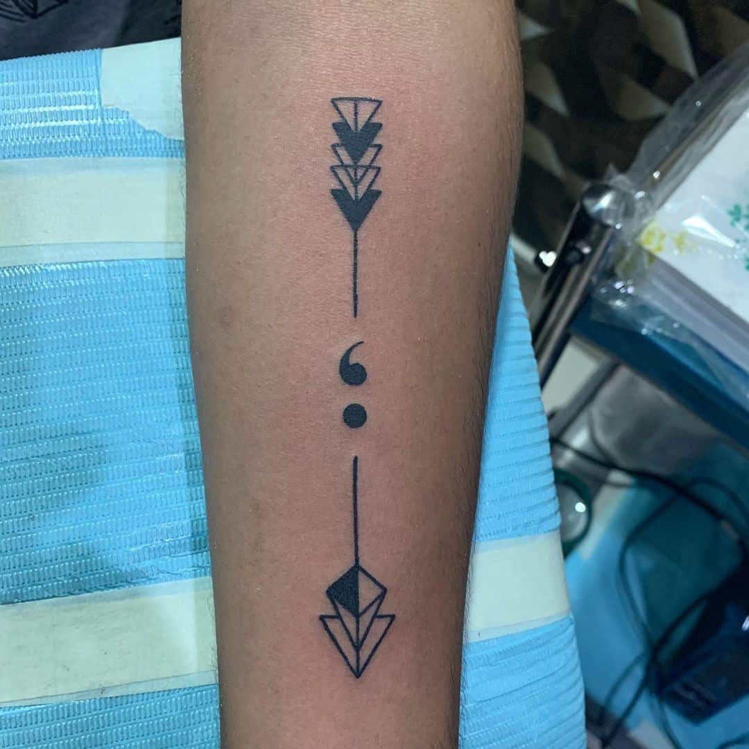Tatuaje de flecha de punto y coma 