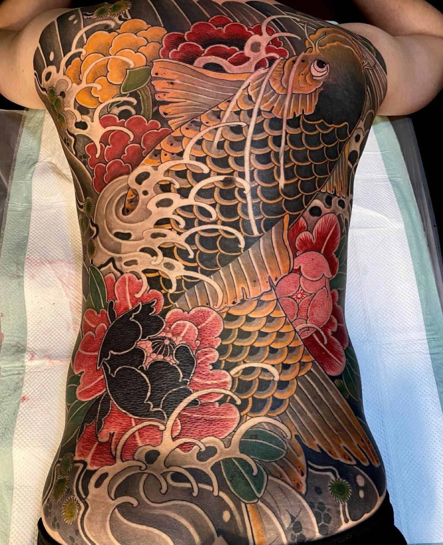 Tatuaje de flor japonesa en la espalda 1