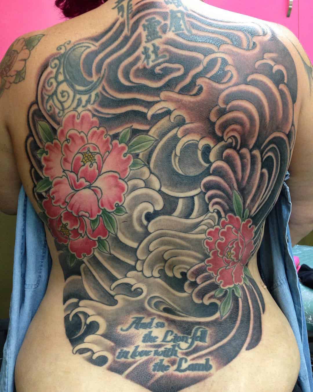 Tatuaje de flor japonesa en la espalda 3