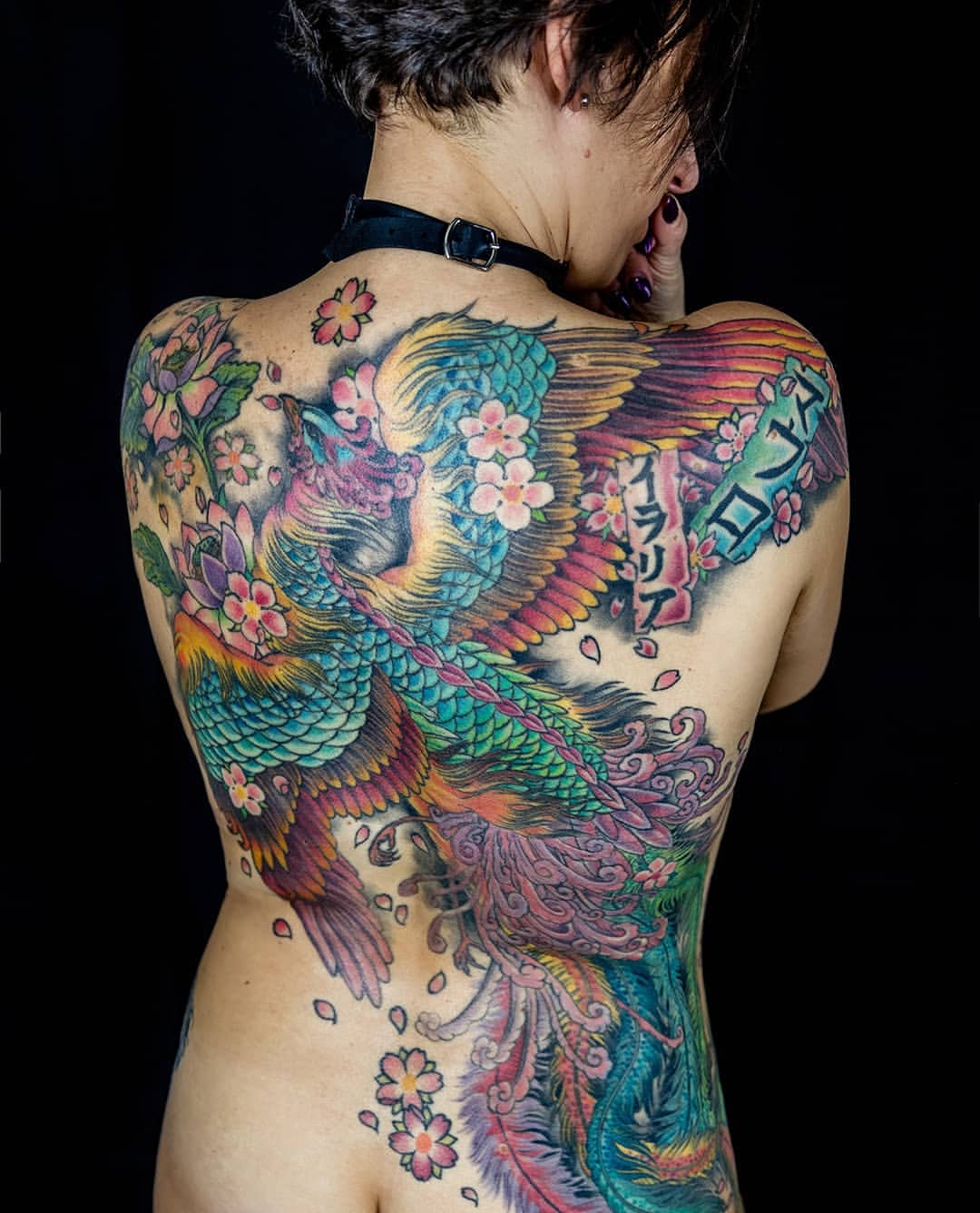 Tatuaje de flor japonesa en la espalda 4