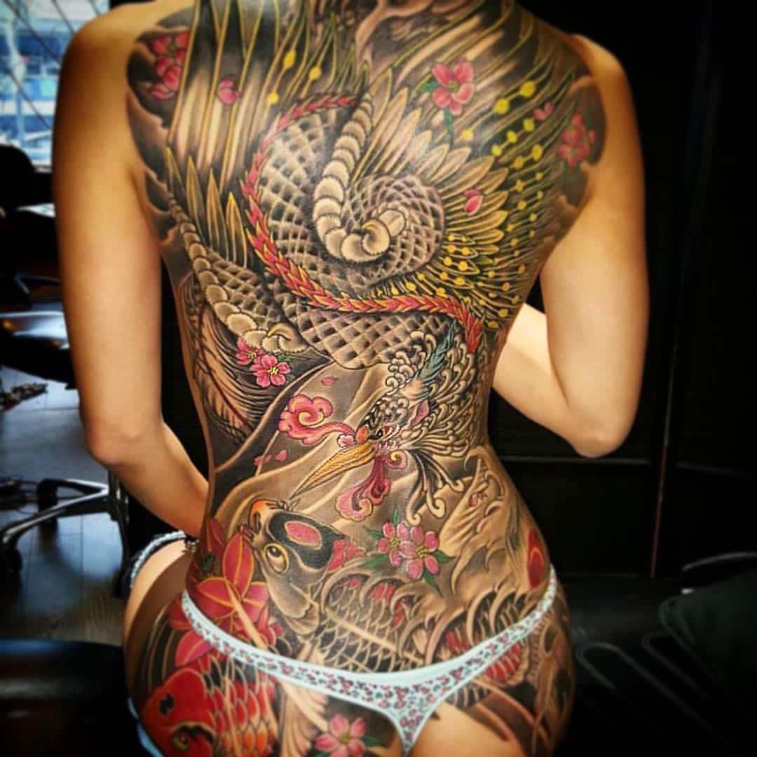Tatuaje de flor japonesa en la espalda 5