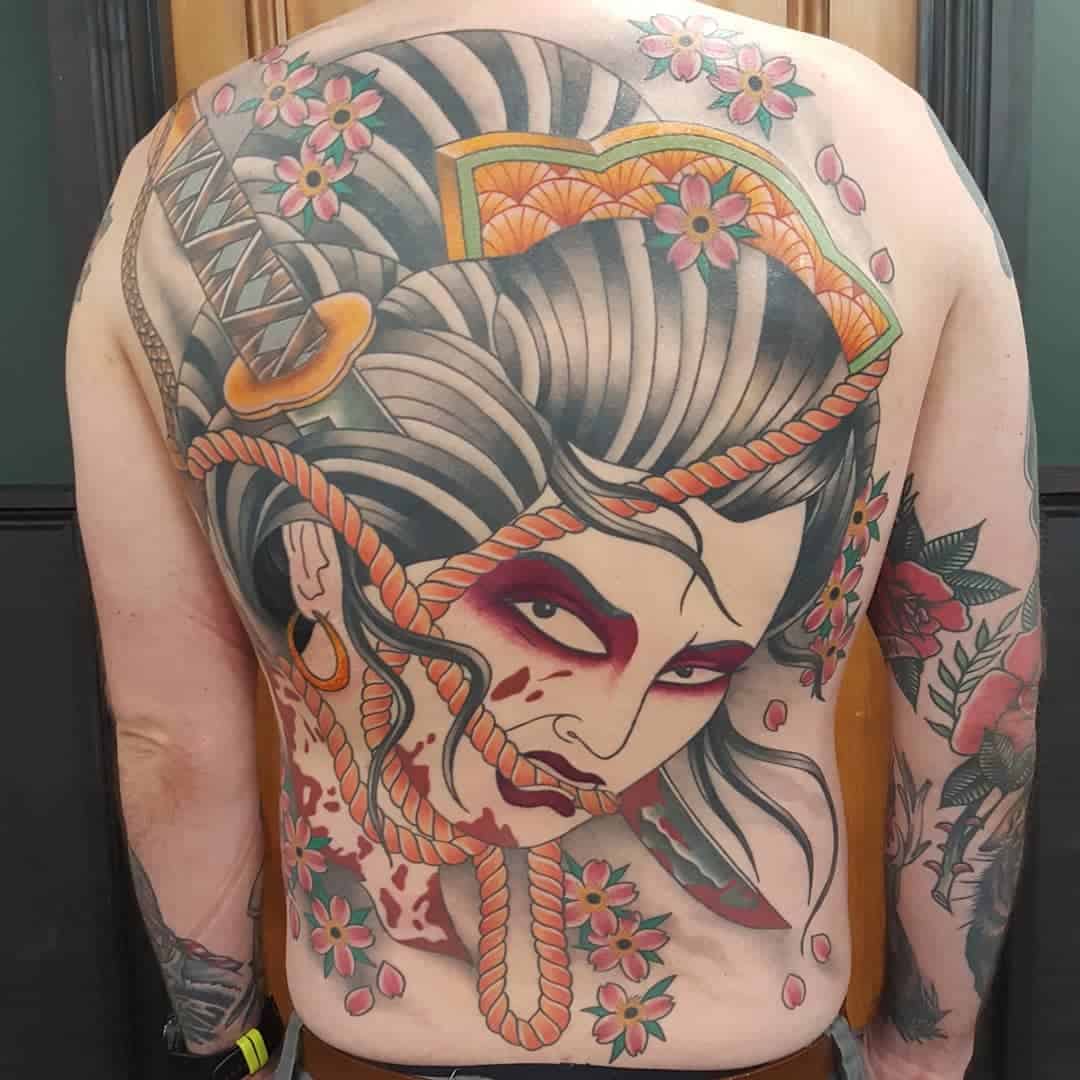 Tatuaje de flor japonesa en la espalda 2
