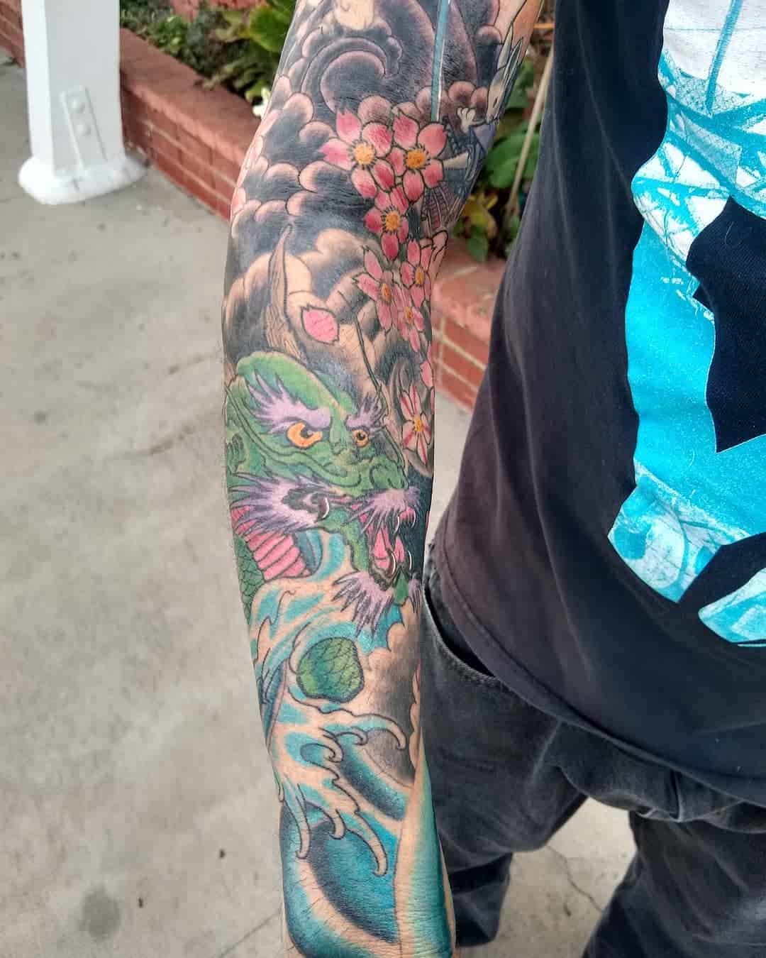 Tatuaje de flor y dragón japonés 4