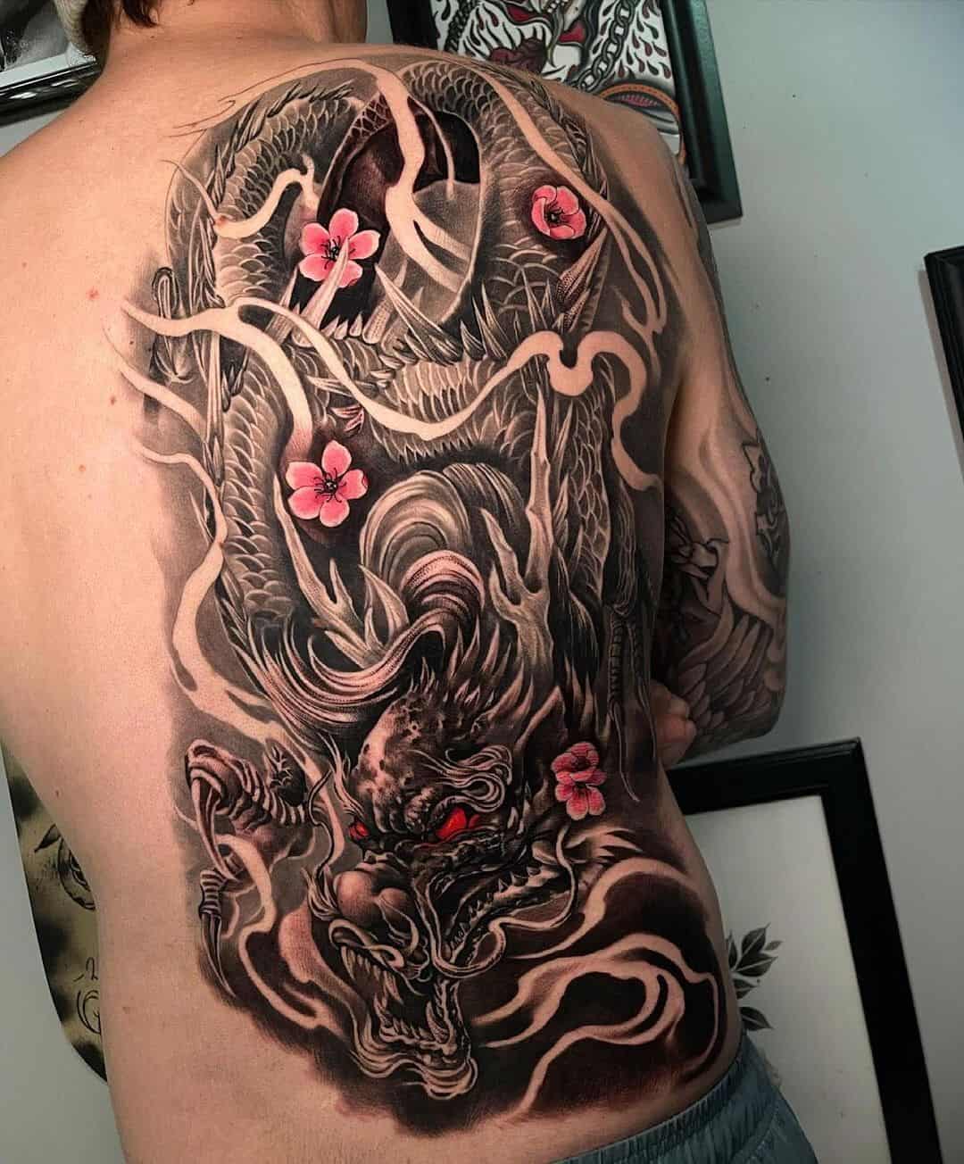 Tatuaje de flor y dragón japonés 1