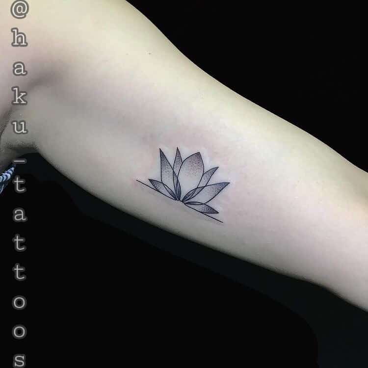Pequeño tatuaje de flor japonesa 3