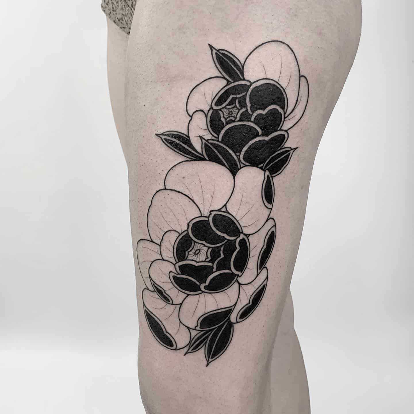 Tatuaje de flor japonesa gris negro 1