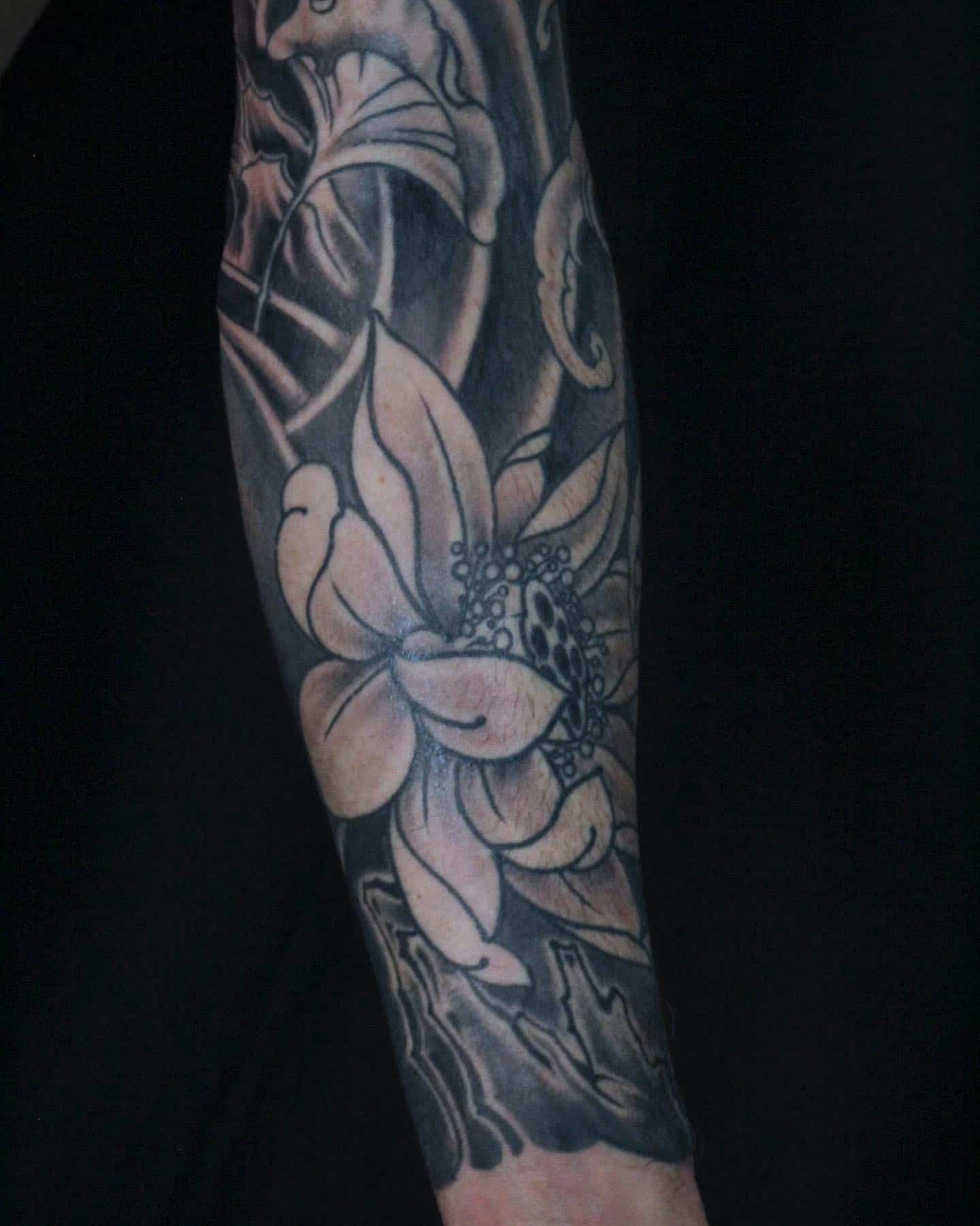 Tatuaje de flor japonesa gris negro 5