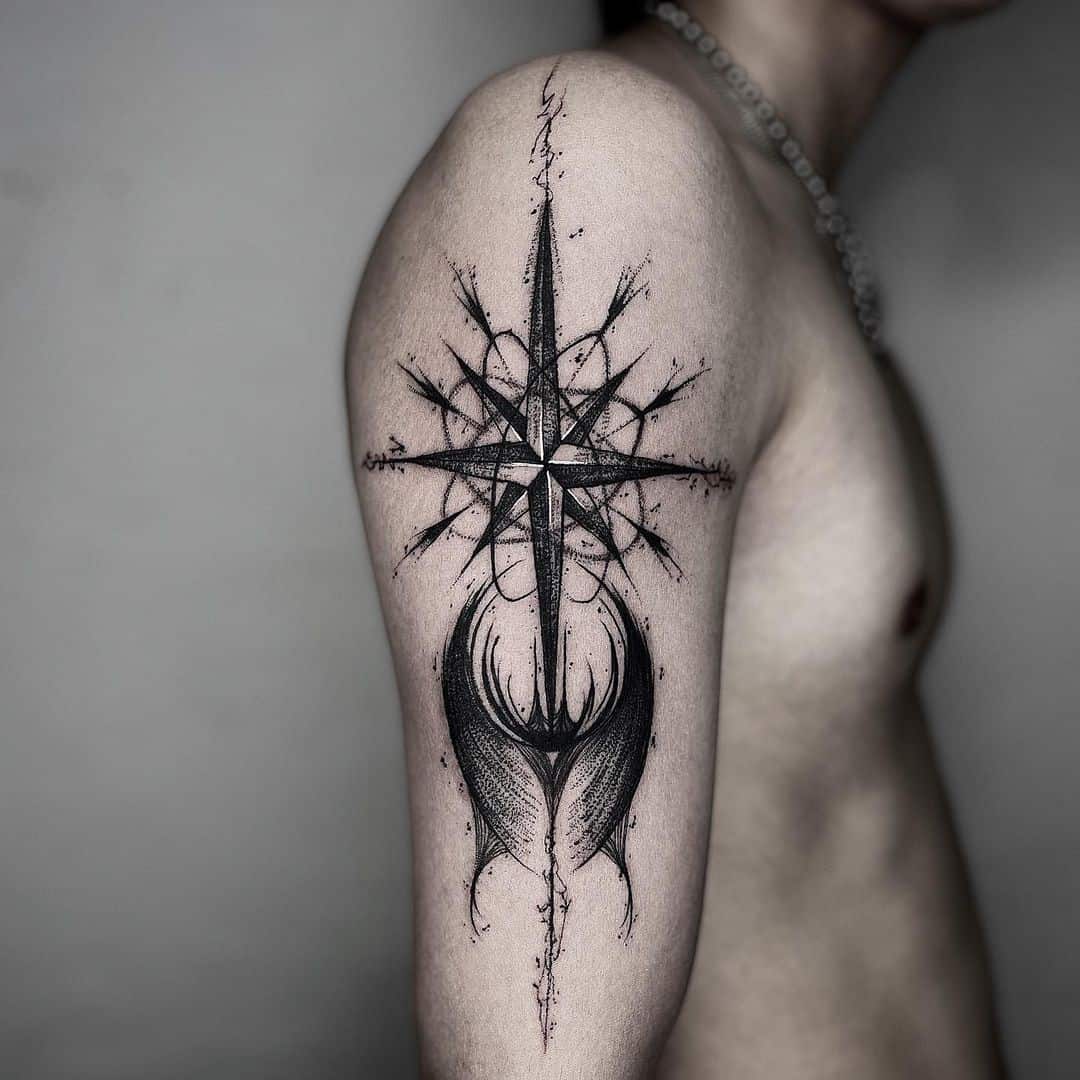 Tatuaje de brújula en la mano y el hombro