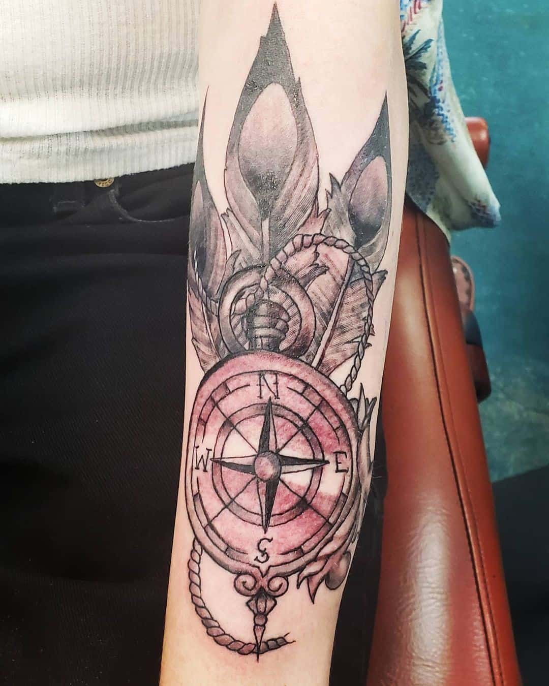 Idea de brazo de tatuaje de brújula nórdica