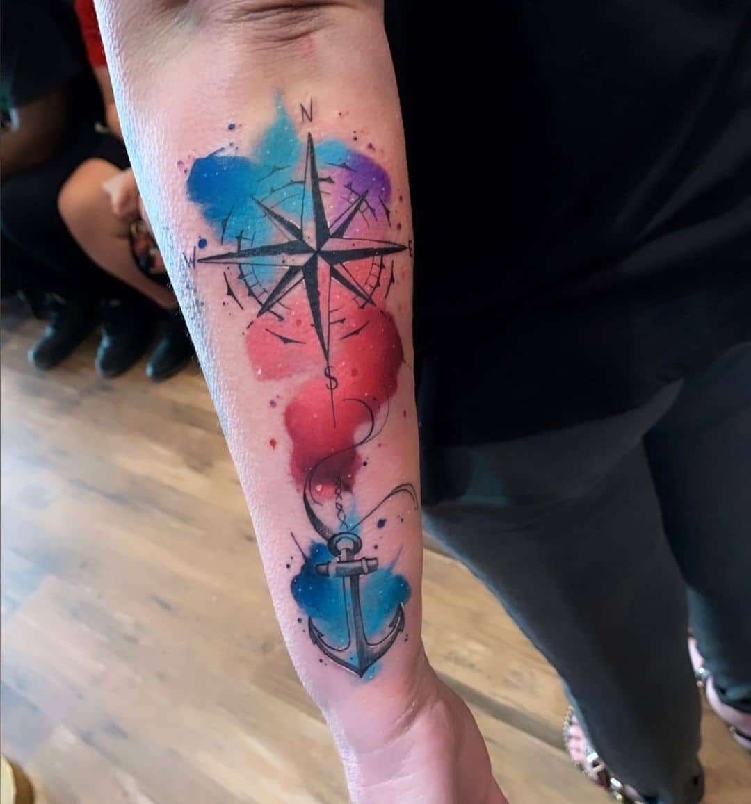 Idea colorida del antebrazo del tatuaje de la brújula