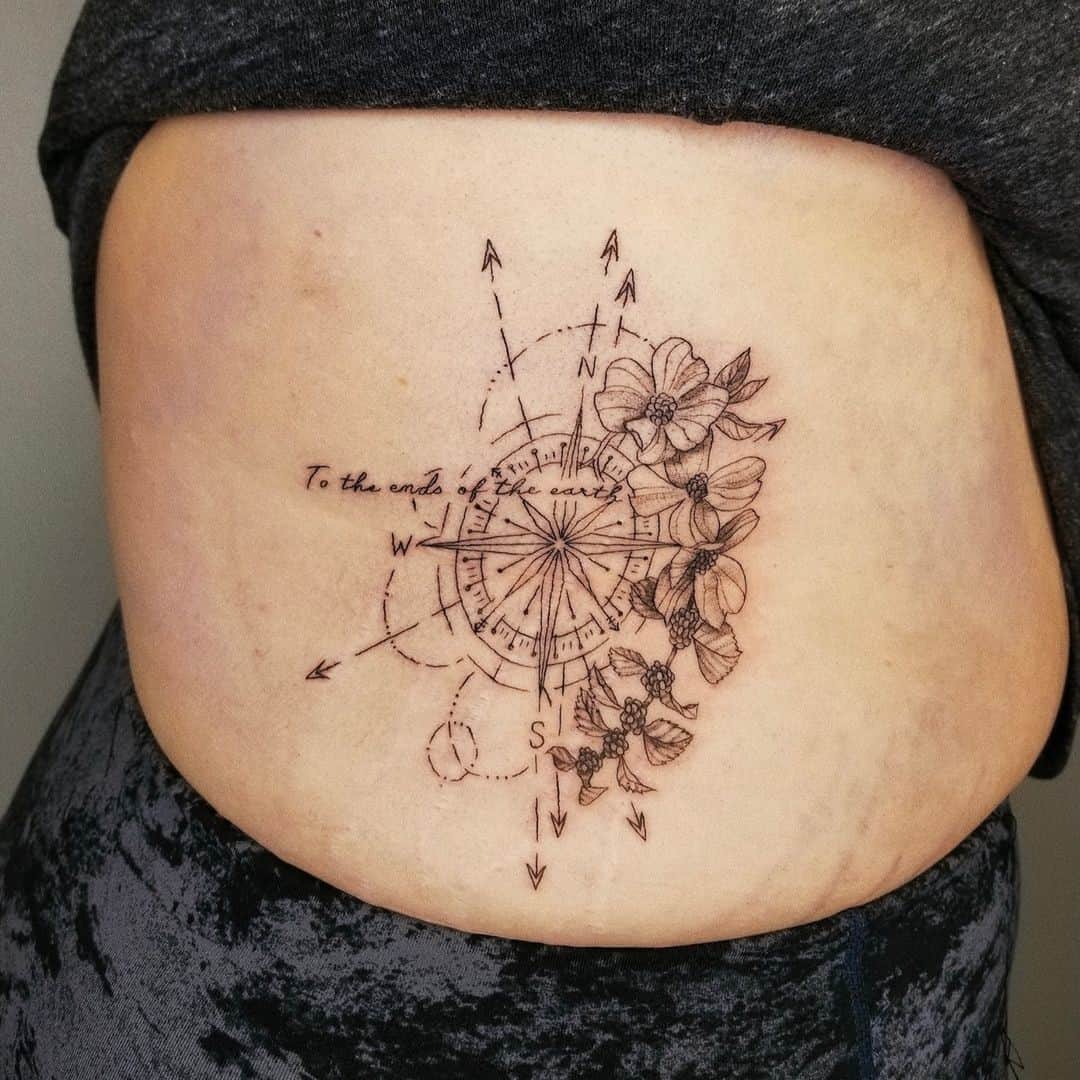 Tatuaje de brújula de flecha lateral del estómago