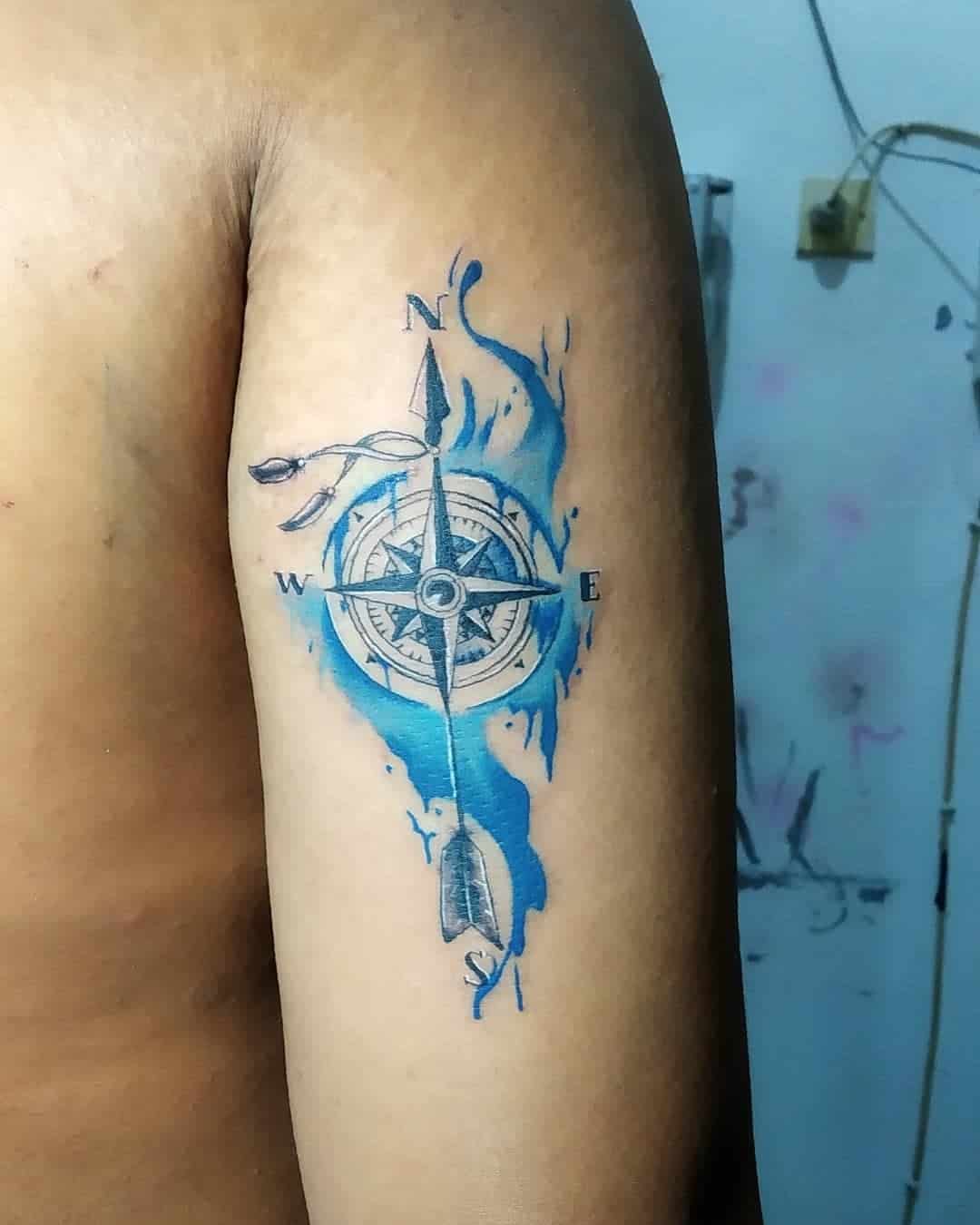 Tatuaje de flecha de brújula azul antebrazo