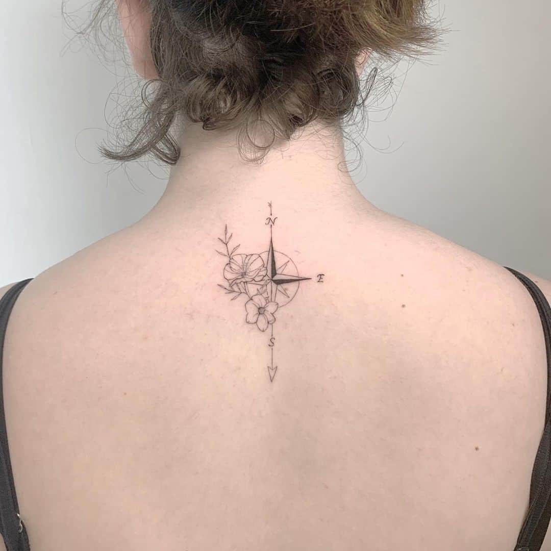 Tatuaje en la espalda, brújula simple