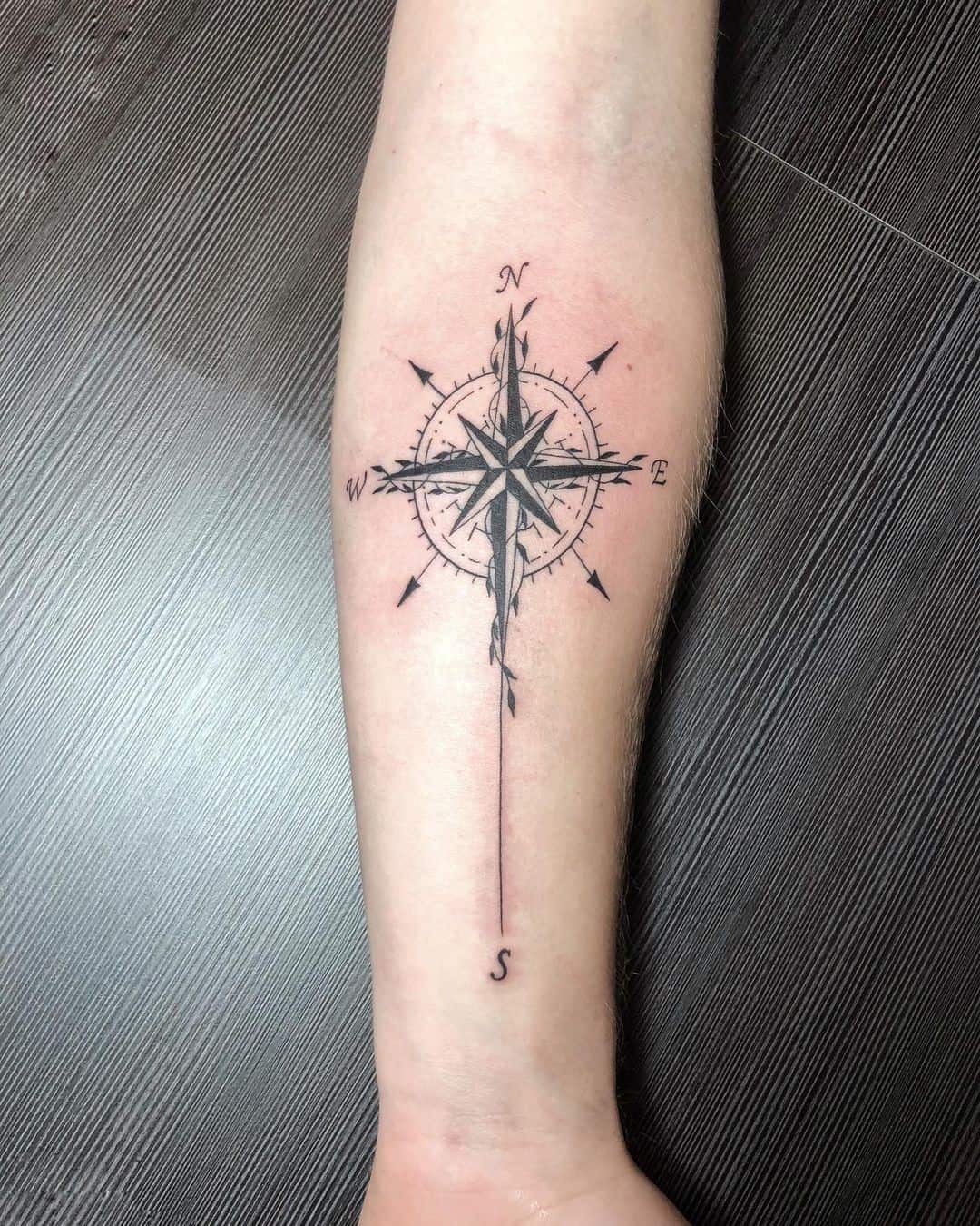 Tatuaje de brújula de tinta negra Idea realista