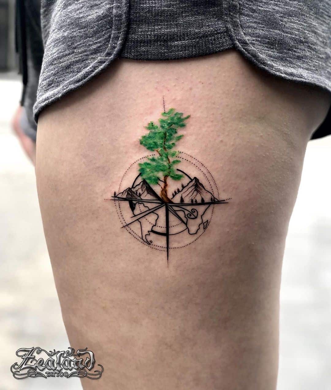Tatuaje inspirado en la naturaleza de la brújula