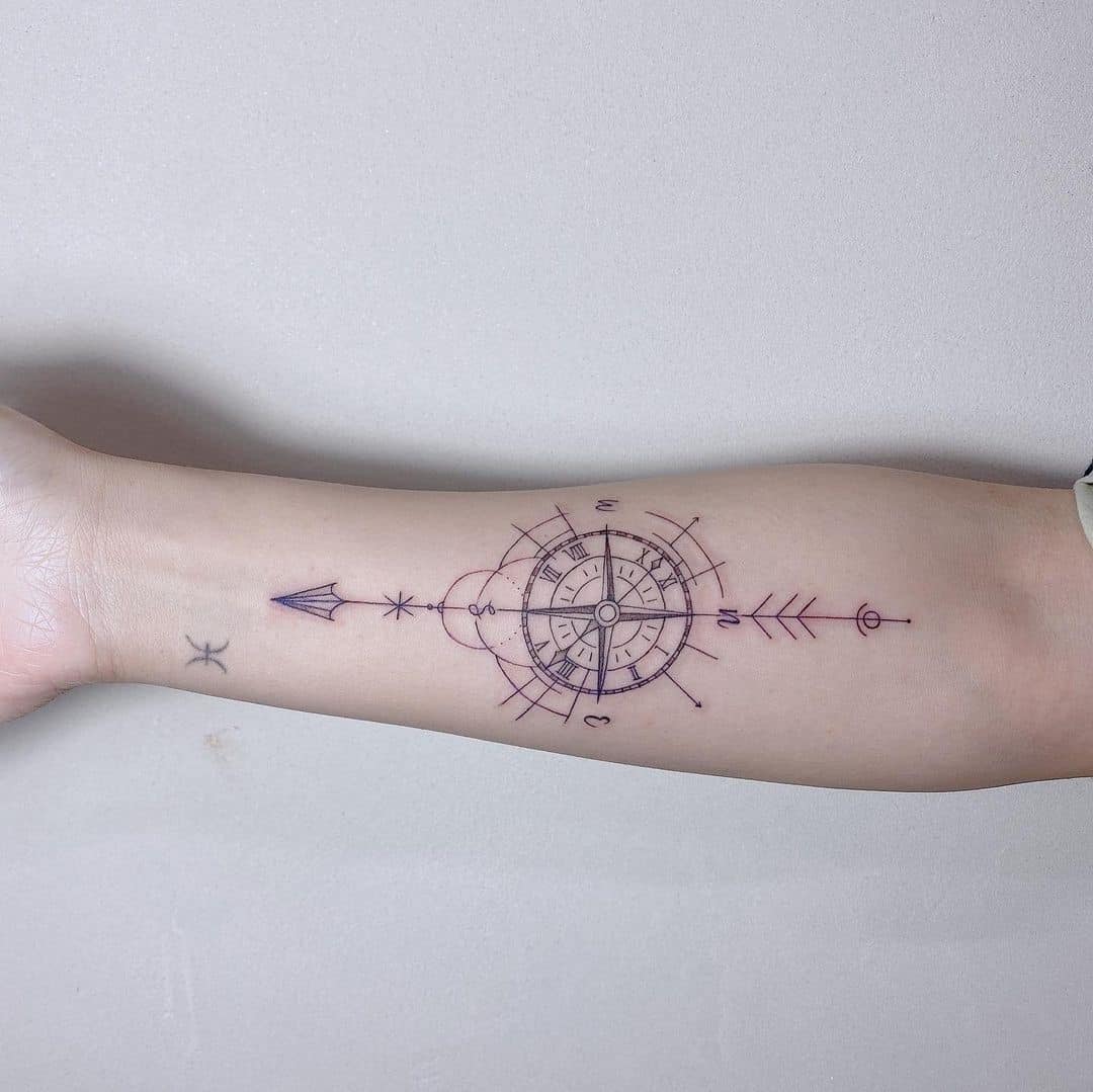 Tatuaje de flecha de brújula 