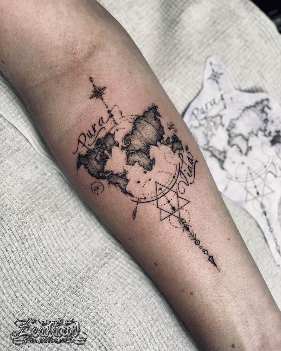 Tatuaje de brújula del mundo del mapa 