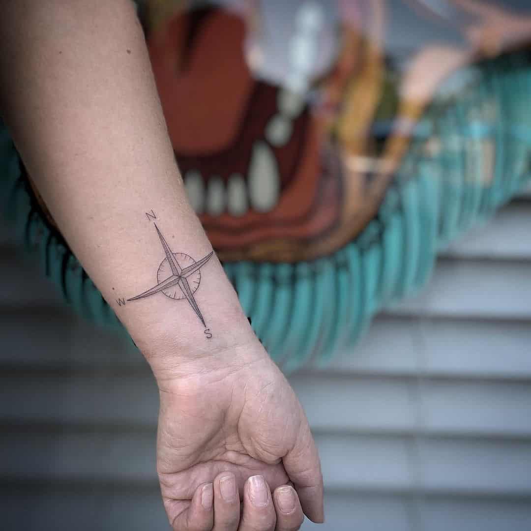 Idea de tatuaje de brújula de muñeca