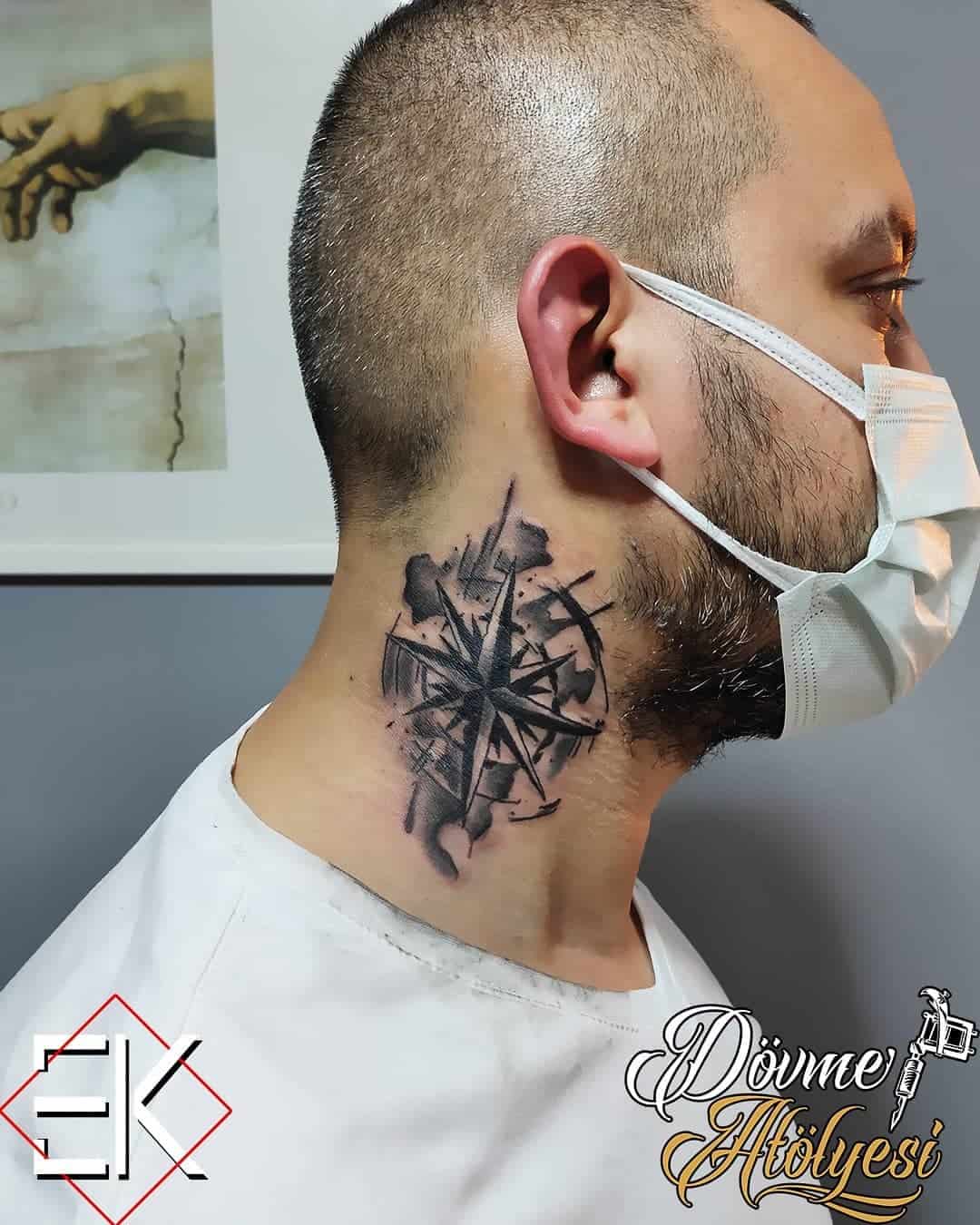 Tatuaje de brújula en el cuello para hombres