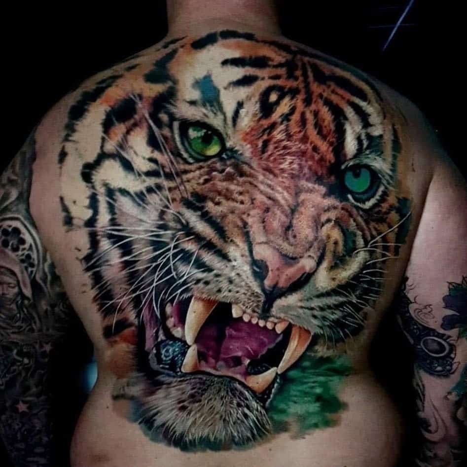 Tatuaje de ojos de tigre en la espalda