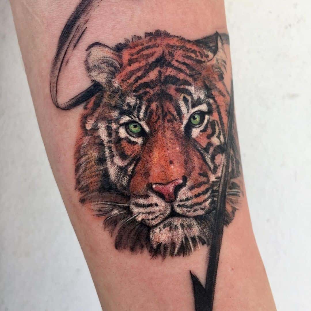 Tatuaje en la mano, tigre realista