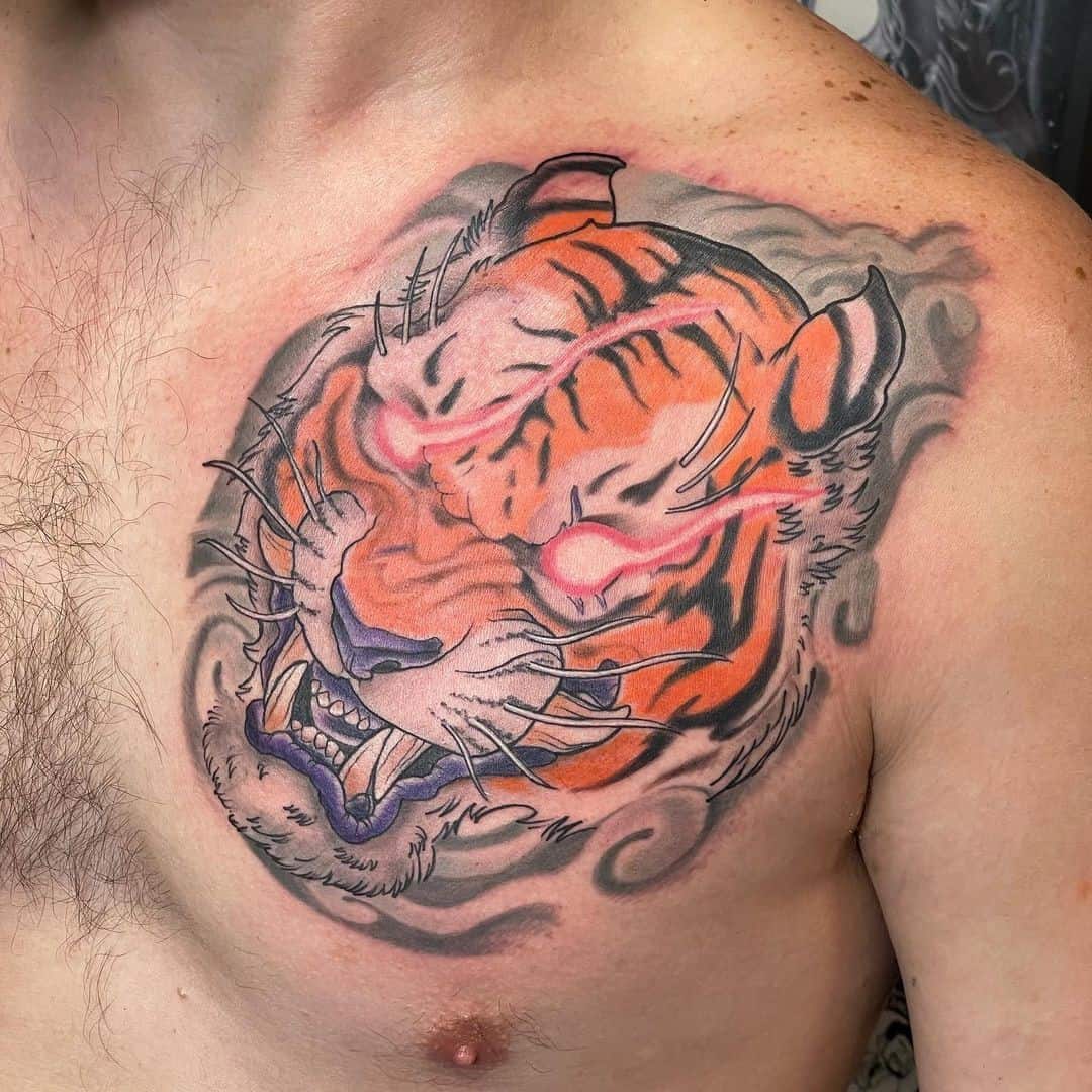 Diseño de pecho de tatuaje de tigre 