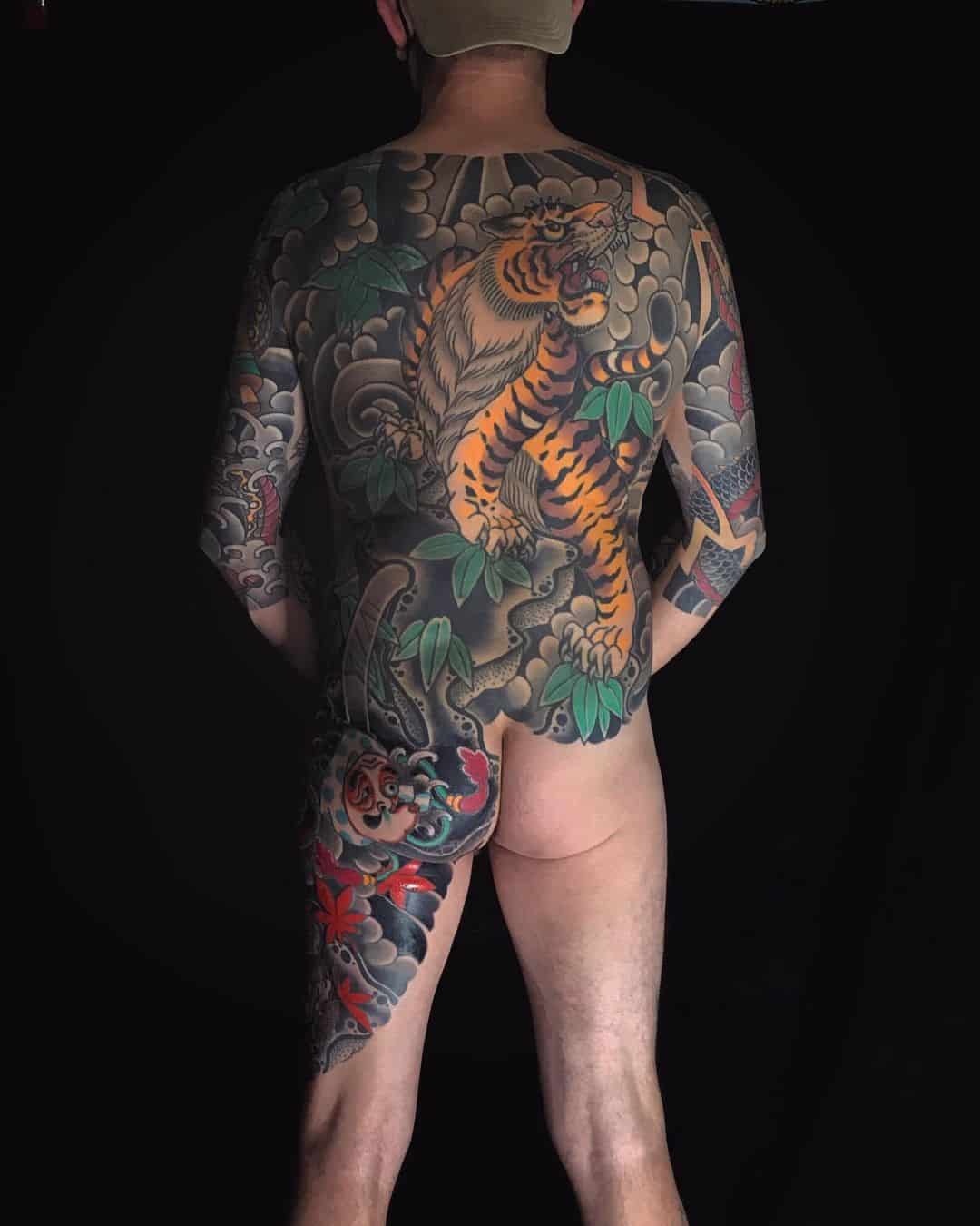 Tatuaje de tigre tradicional en la espalda grande 