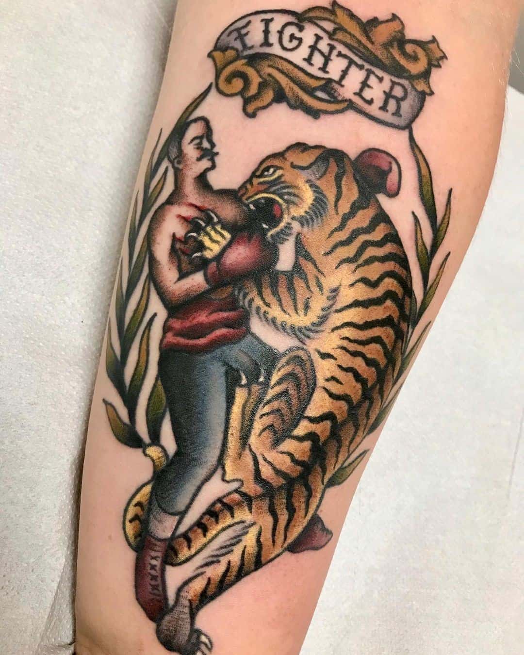 Idea inspirada en el luchador del tatuaje de la mano del tigre