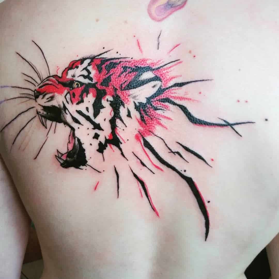 Tatuaje de tigre chino con estallido de rojo