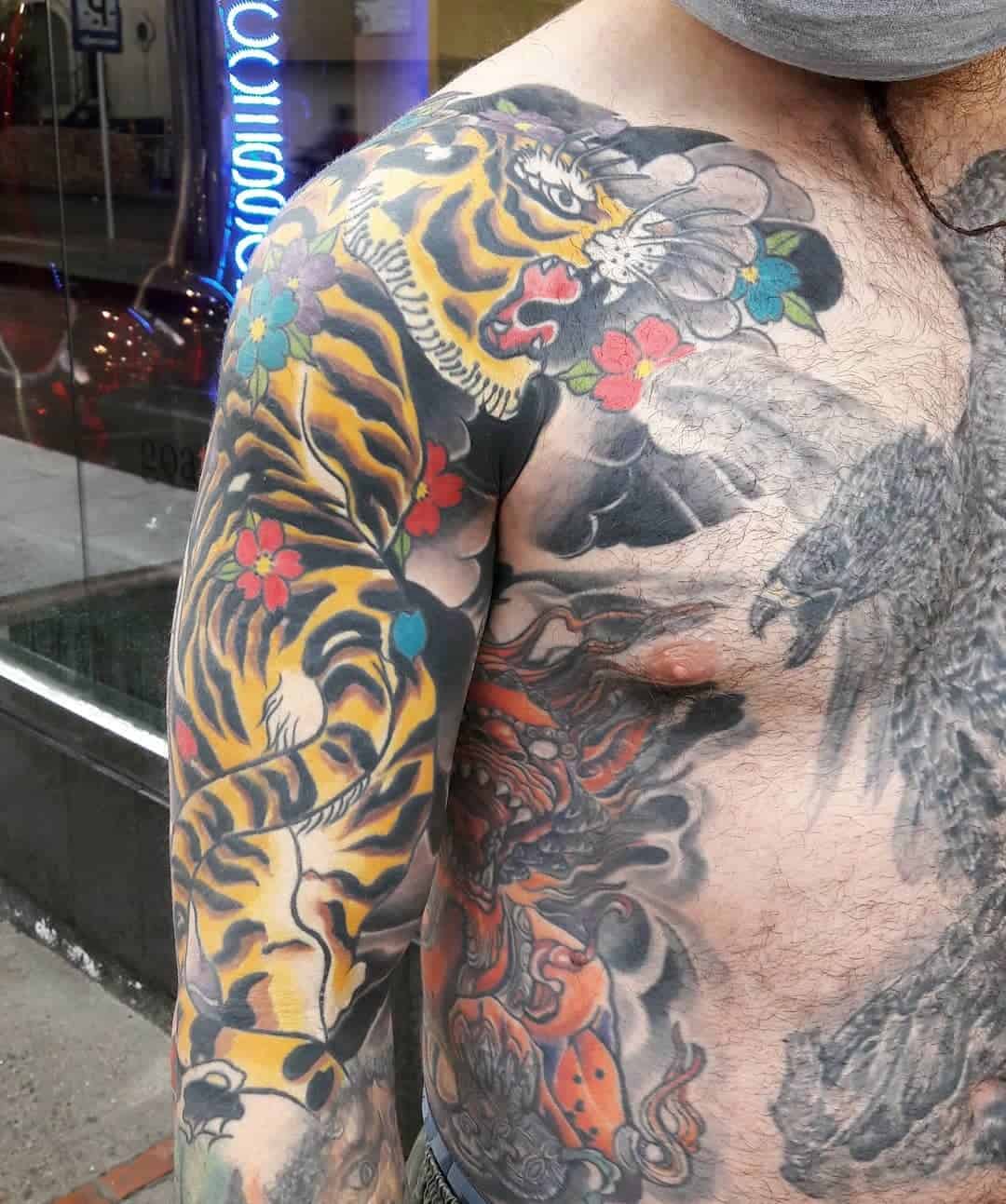 Idea de manga de tatuaje de tigre