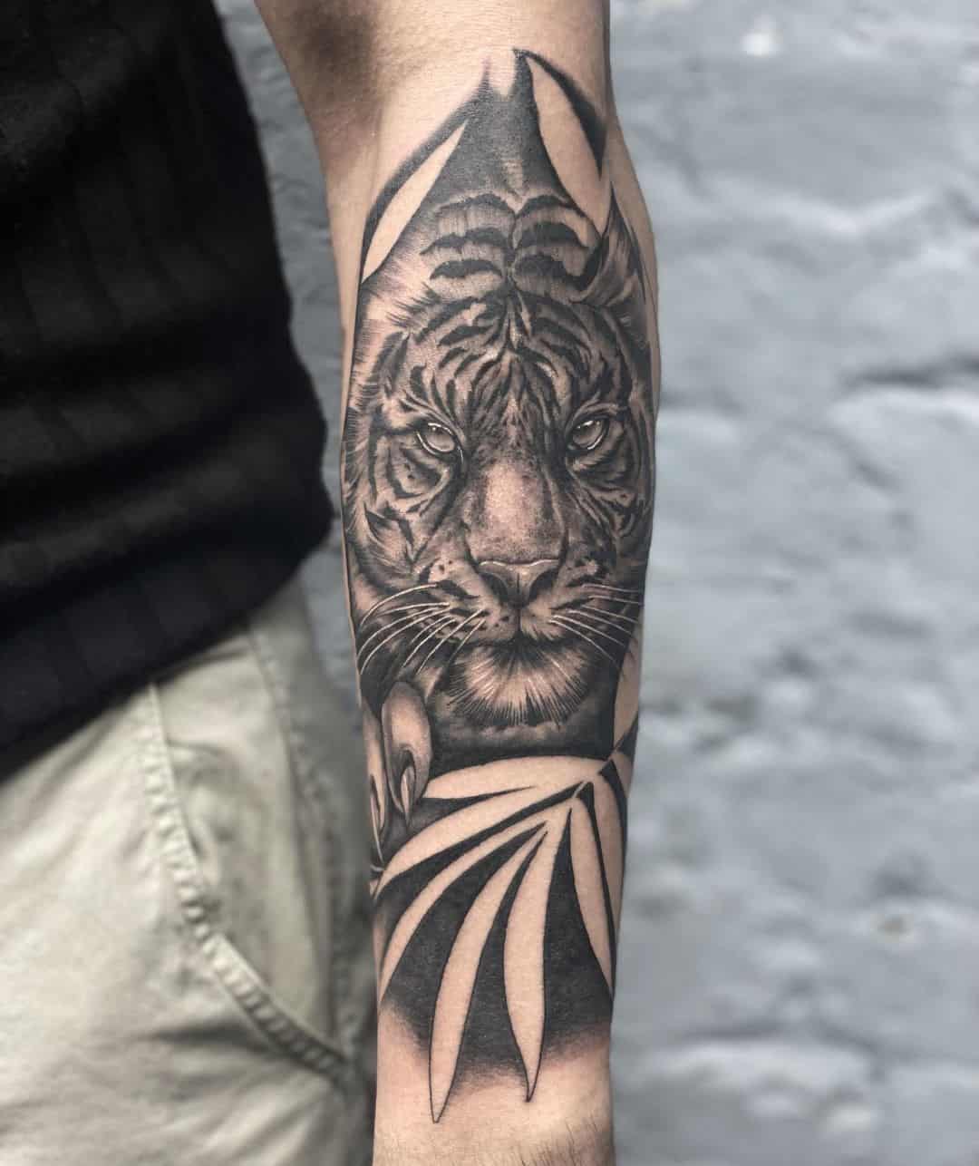 Diseño negro del tatuaje de la cara del tigre 