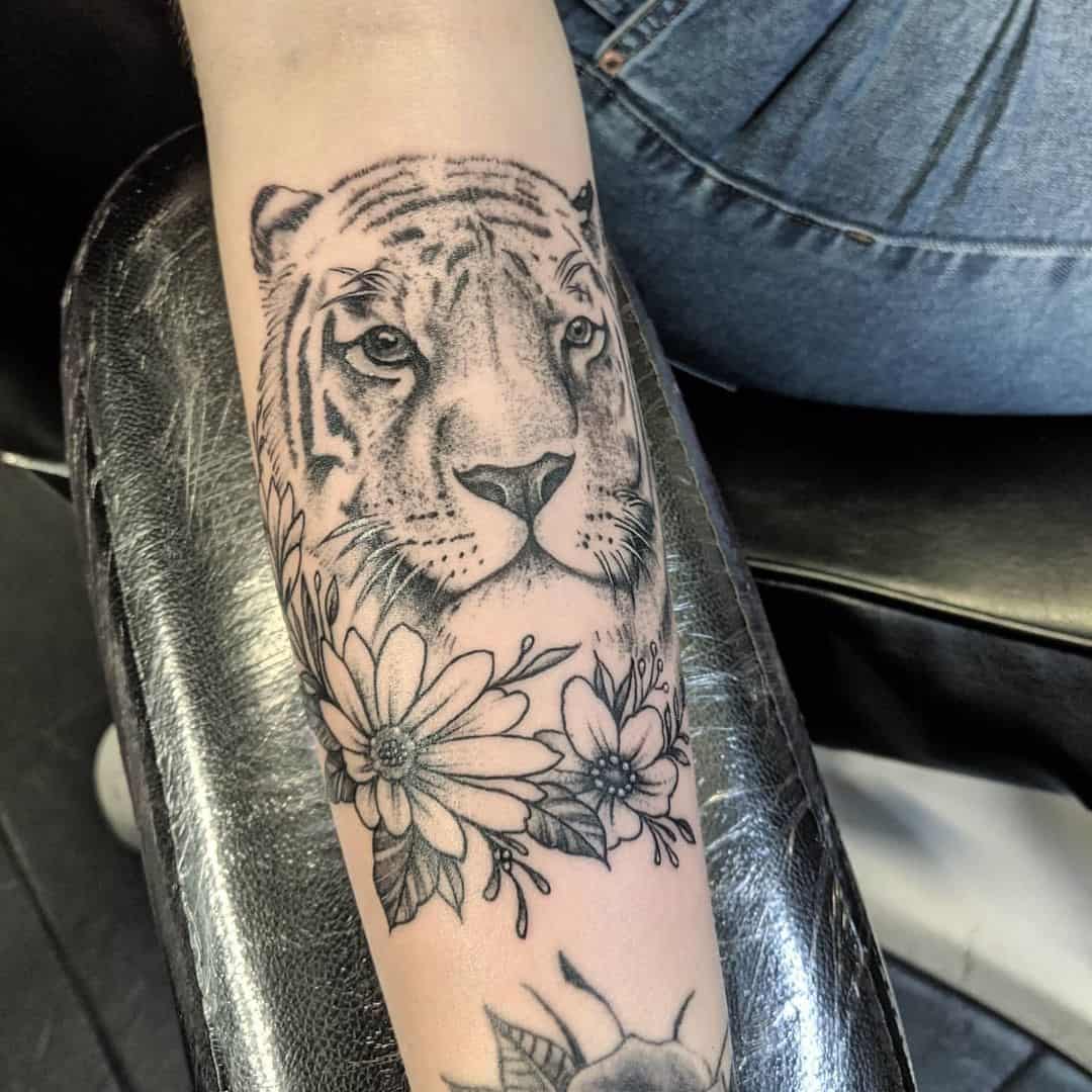 Tatuaje en el antebrazo, tigre realista 