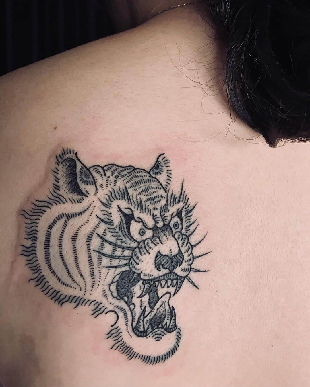 Tatuaje de cara de tigre en la espalda