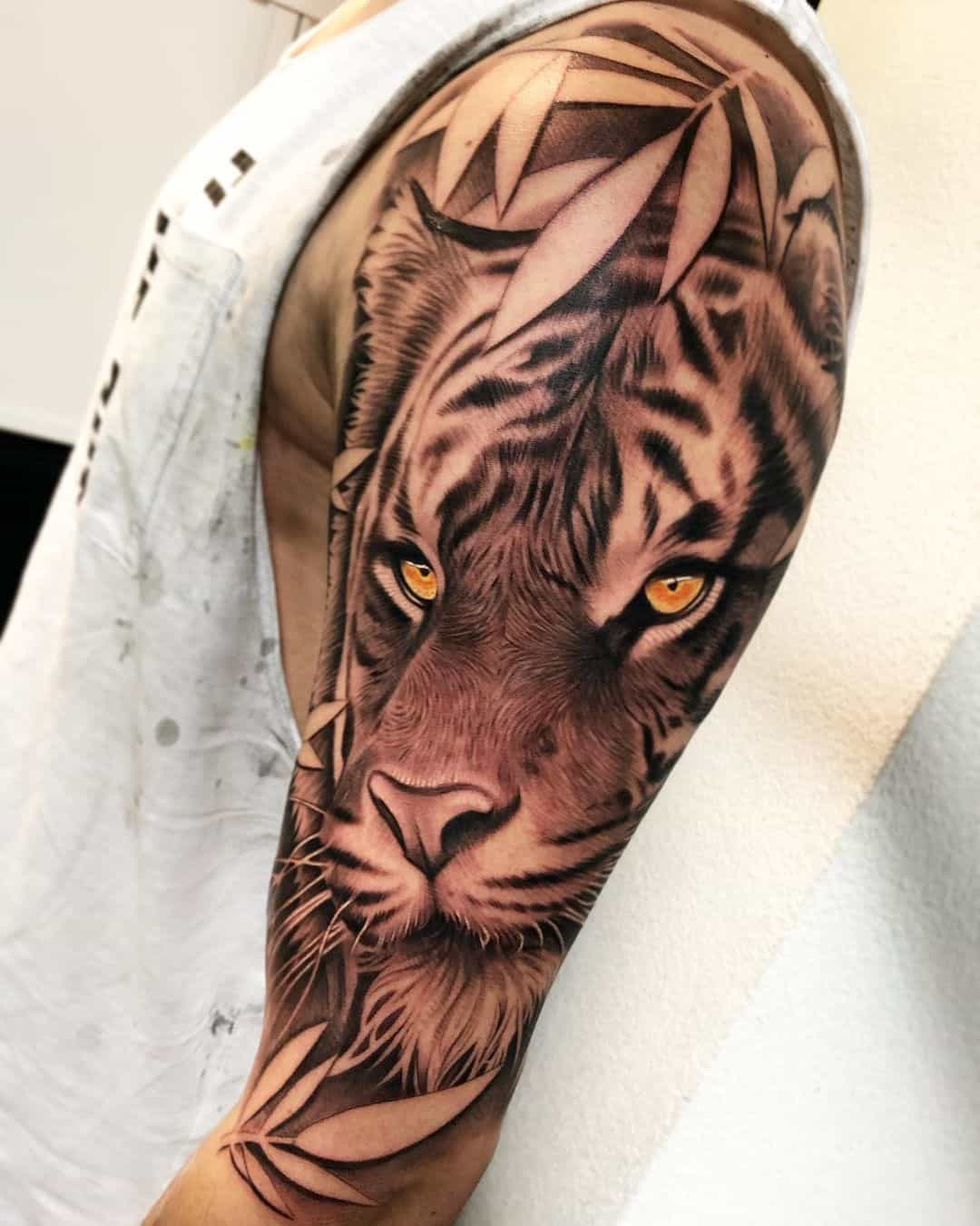 Tatuaje grande y audaz de tigre en el hombro y la manga 