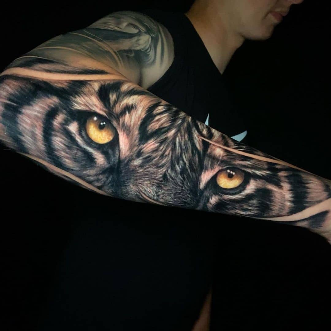Tatuaje de manga de tigre con toque de color en los ojos