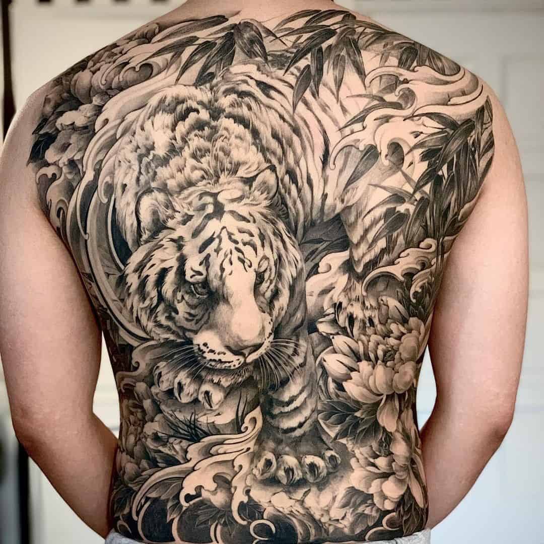 Diseño de espalda de tatuaje de tigre en tinta negra 