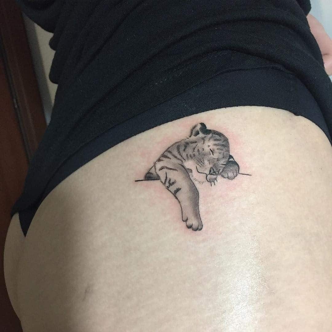 Tatuaje en la espalda, tigre femenino 