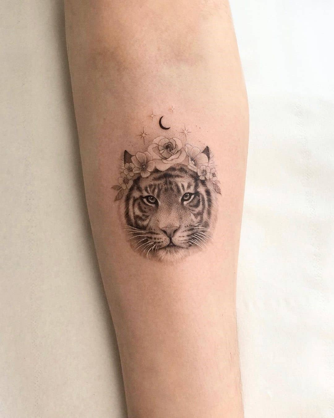 tatuaje de tigre con flores
