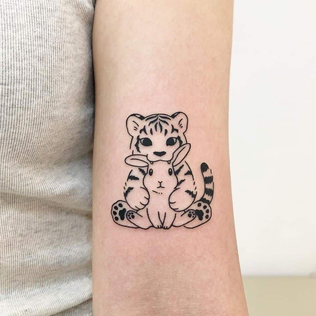 Tatuaje combinado de tigre y conejito
