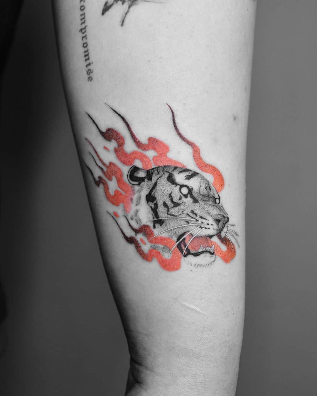 Tatuaje de tigre ardiente