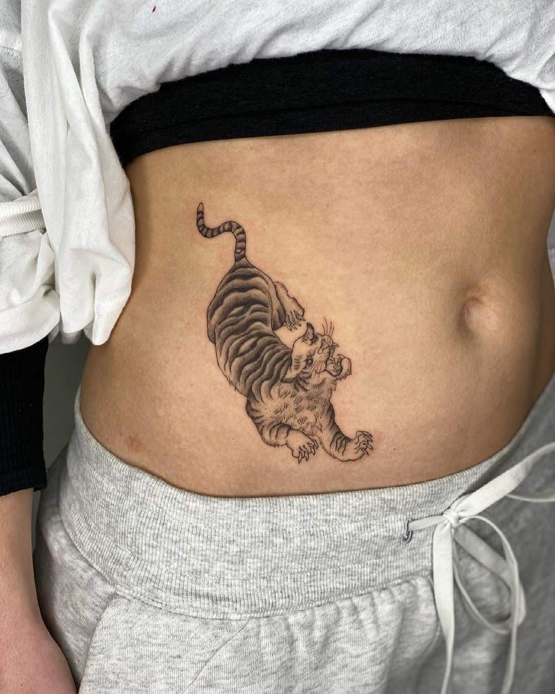 Tatuaje de tigre en el estómago 
