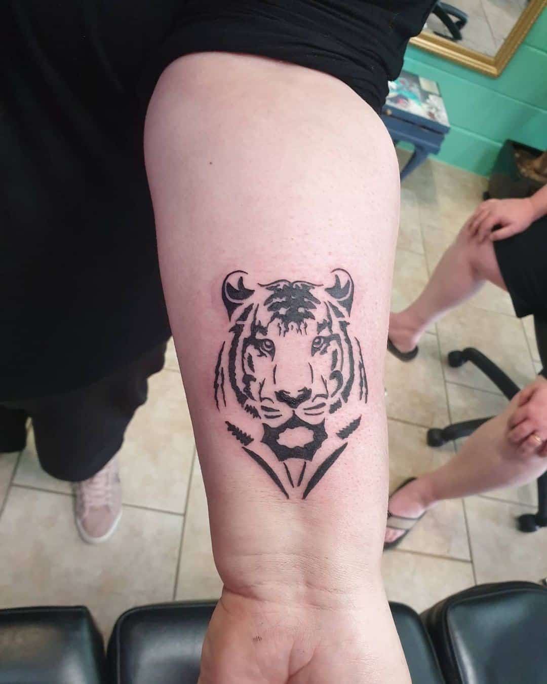 Tatuaje de tigre negro artístico