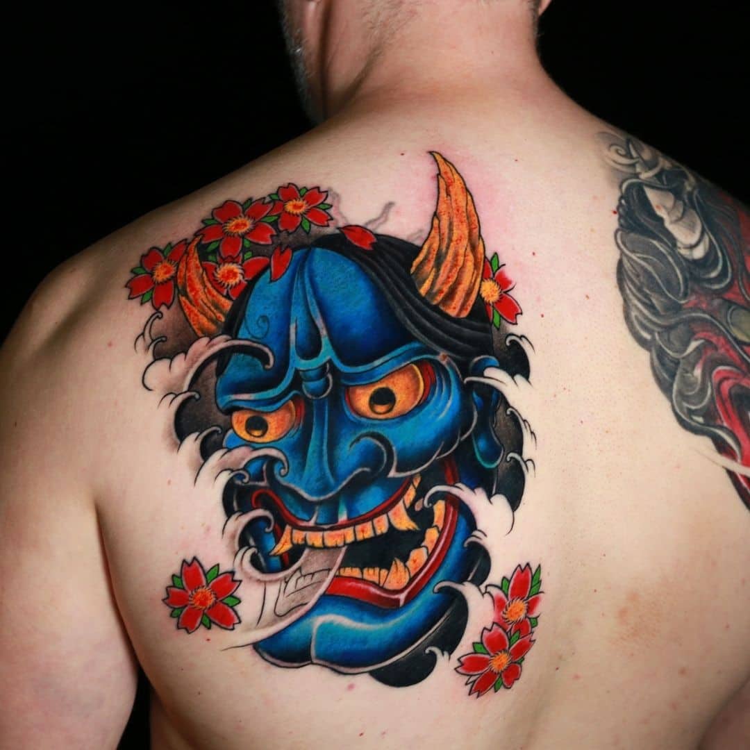 Tatuaje de una máscara japonesa Oni en la espalda