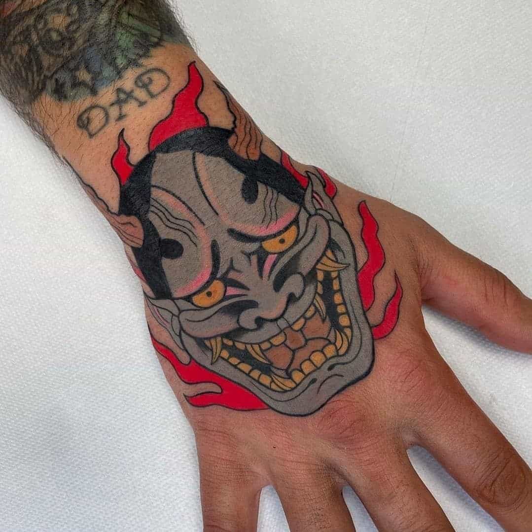 Idea de la palma de la mano del tatuaje de la máscara Oni