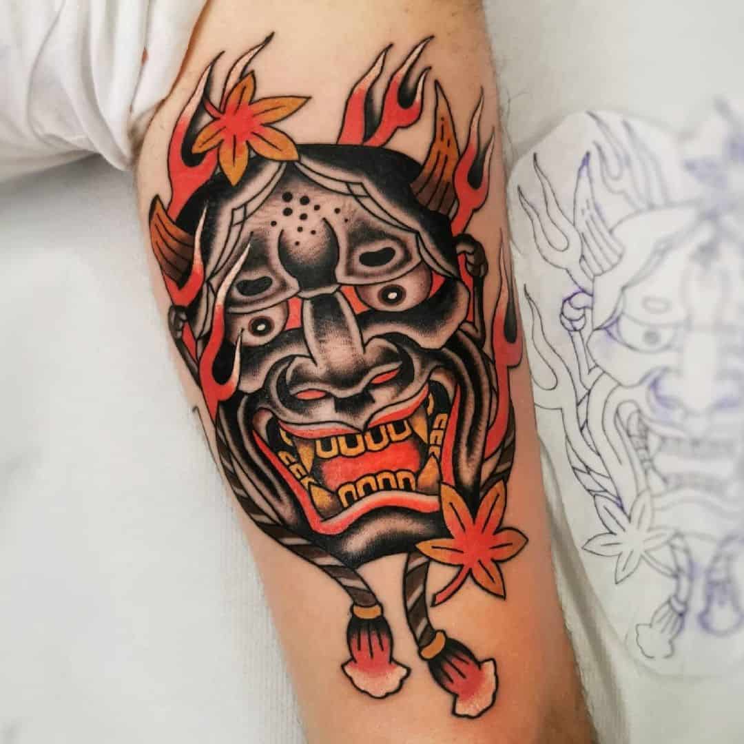 Tatuaje en el brazo, máscara tradicional Oni