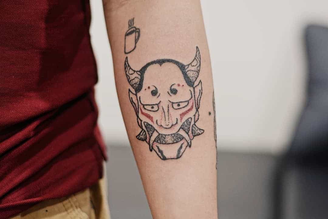 Idea negra del tatuaje de la máscara de Oni del antebrazo