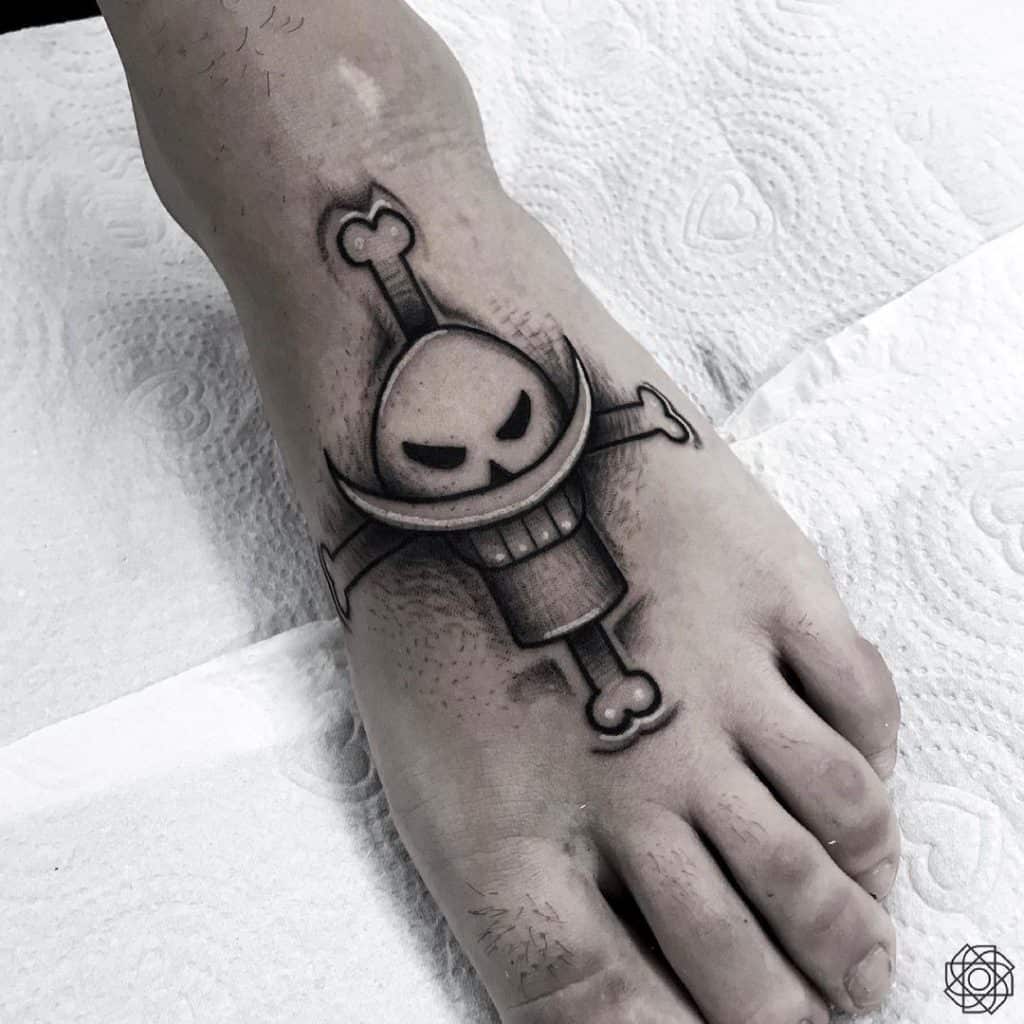 Tatuaje de una pieza con logotipo inspirado en Small Foot 