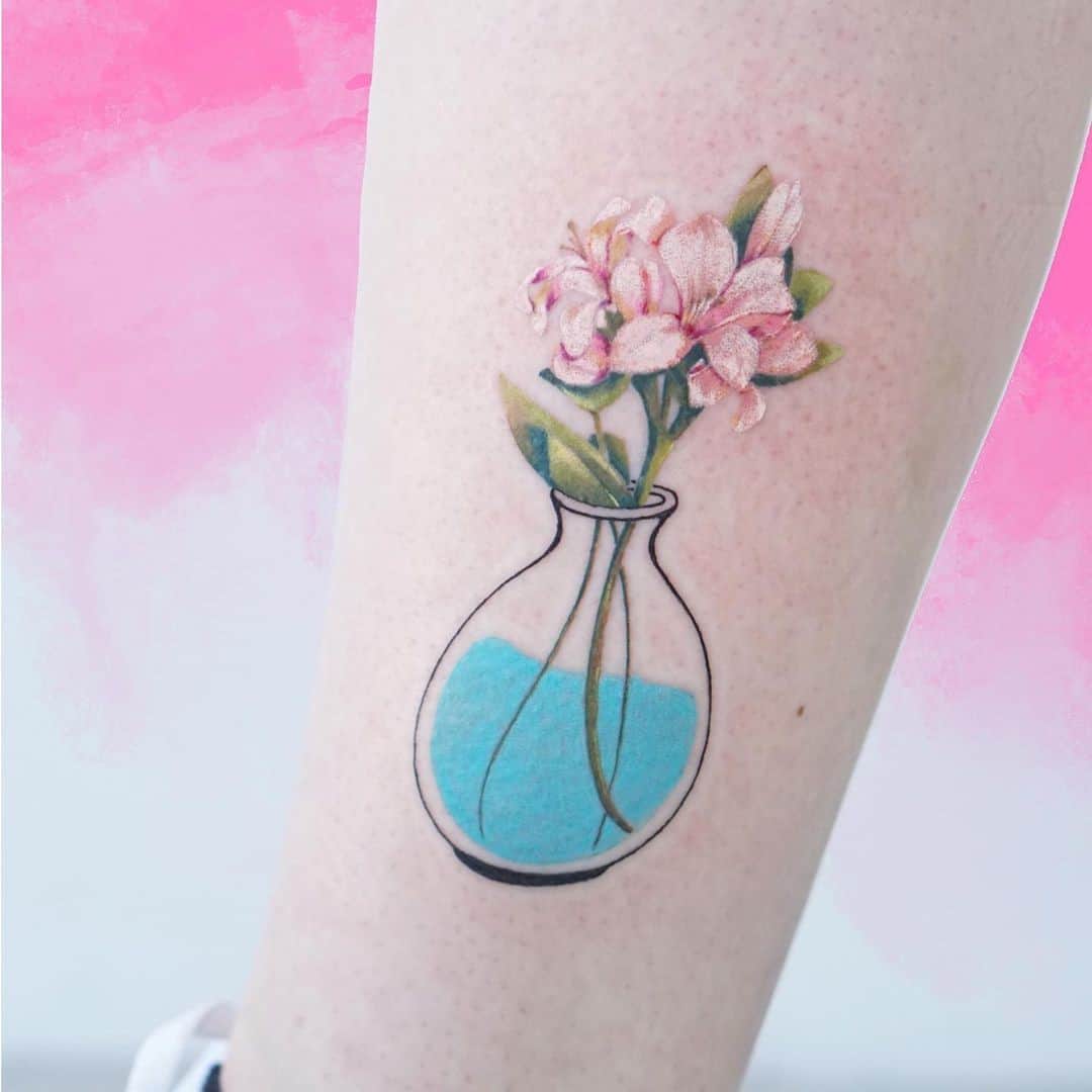 Tatuaje de flor de jazmín rosa en florero