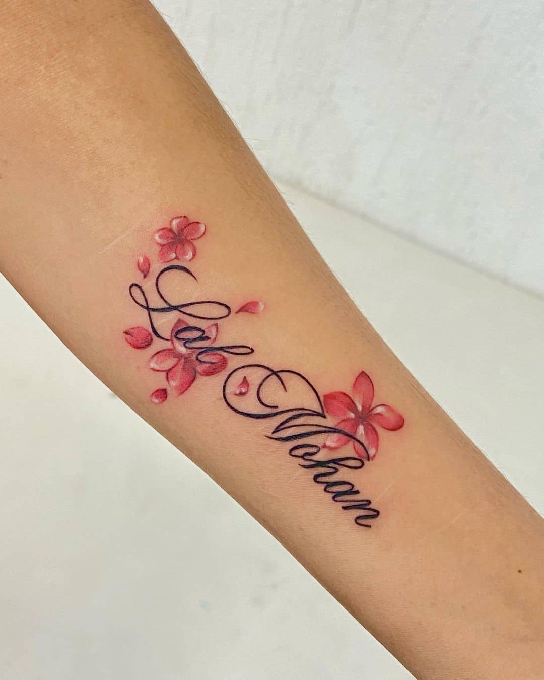 Tatuaje de flor de jazmín con nombre 