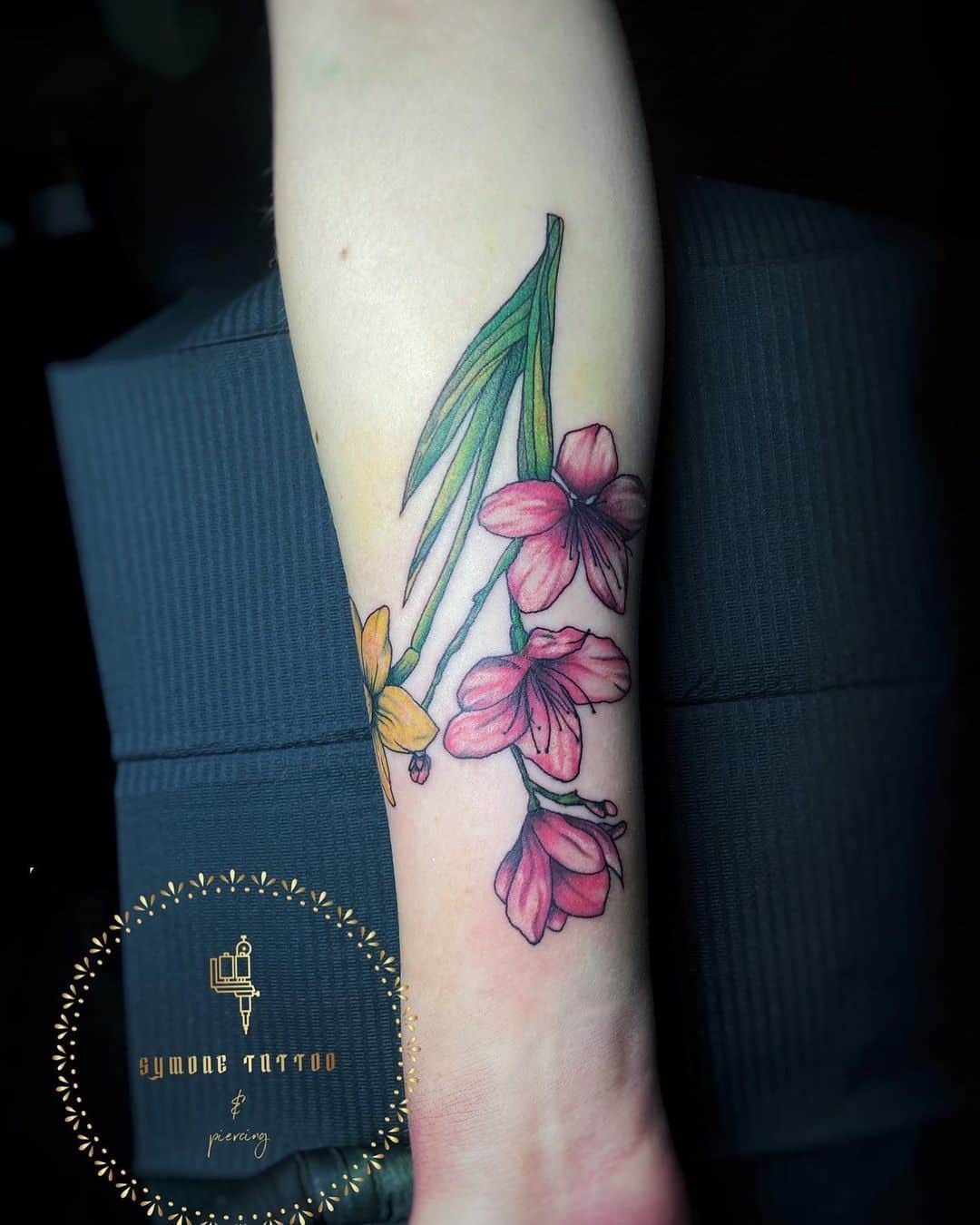 Tatuaje en el antebrazo, flor de jazmín, rosa. 